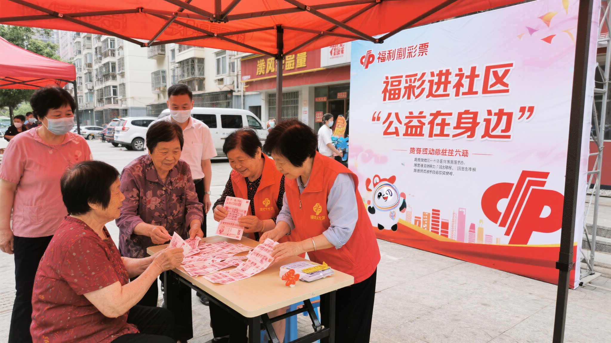 公益，作为一种社会正能量，正在逐渐融入人